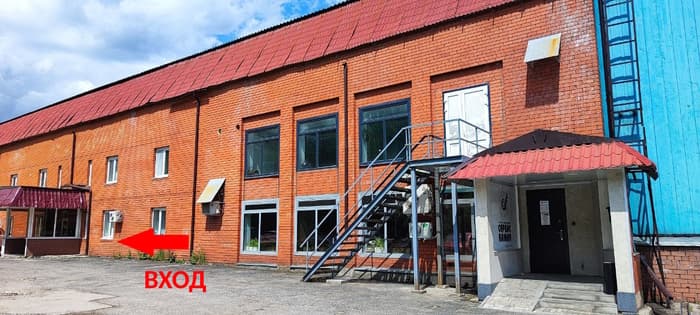 вход в первый слева козырек